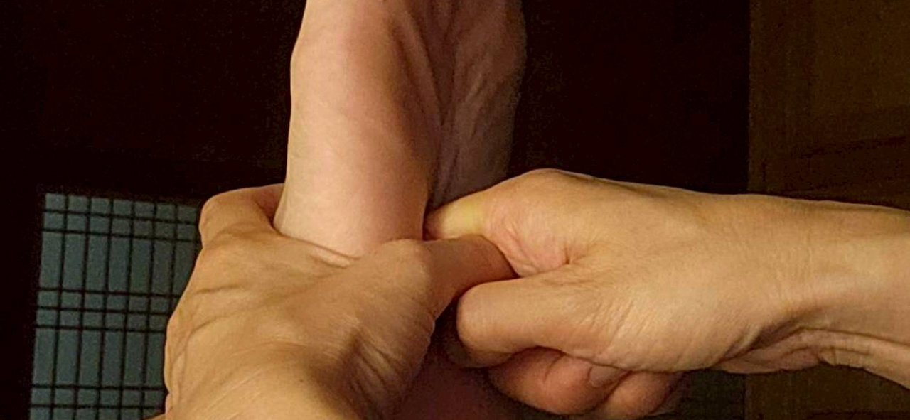 足もみ施術の様子